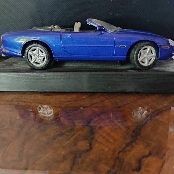 Jaguar XK8 CABRIOLET 1996 1/18 MAISTO