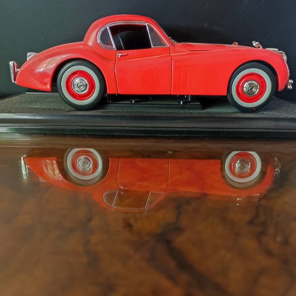 JAGUAR XK 120 1949 ROUGE TRES RARE 1/18 MAISTO