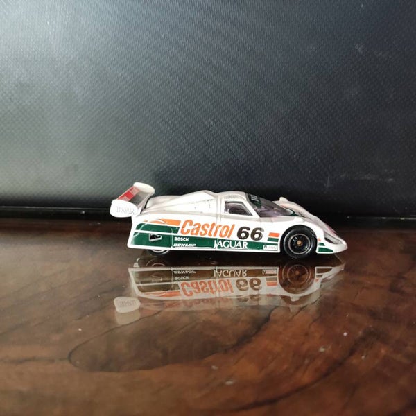 JAGUAR  XJR9 CASTROL 66 (numéro rare) 1/43 Corgi