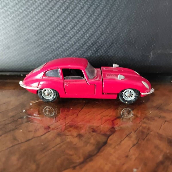 JAGUAR  E Type 4,2 litres 2+2 rouge foncé  335 1/43 CORGY TOYS