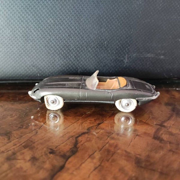 JAGUAR  E-Type #307  ( pneus blanc tres rare) 1/43 CORGY TOYS