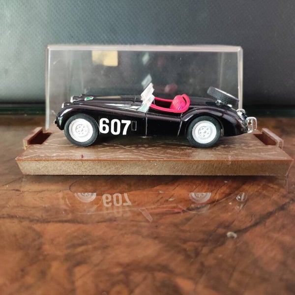 JAGUAR XK 120 3.5L 1948 compétition N°607  1/43 BRUMM