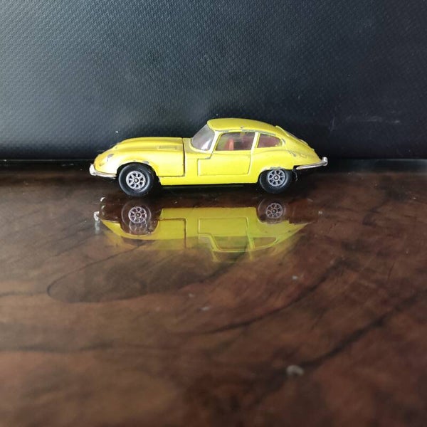 Jaguar  type e 2+2 jaune ( rare)  1/43 Corgi Toys