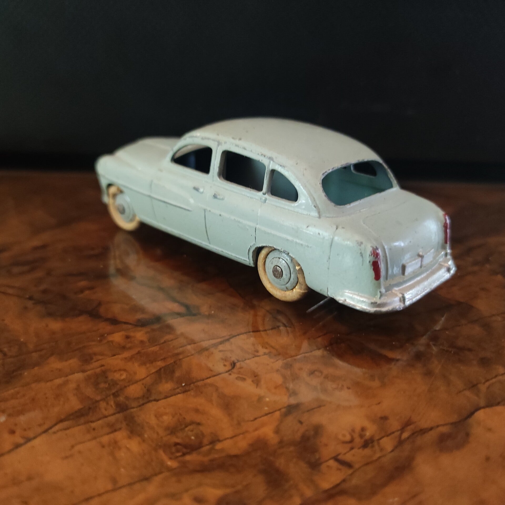 FORD VEDETTE BLEU CIEL/ PNEU BLANC TRES RARE   1/43 IDINKY TOYS