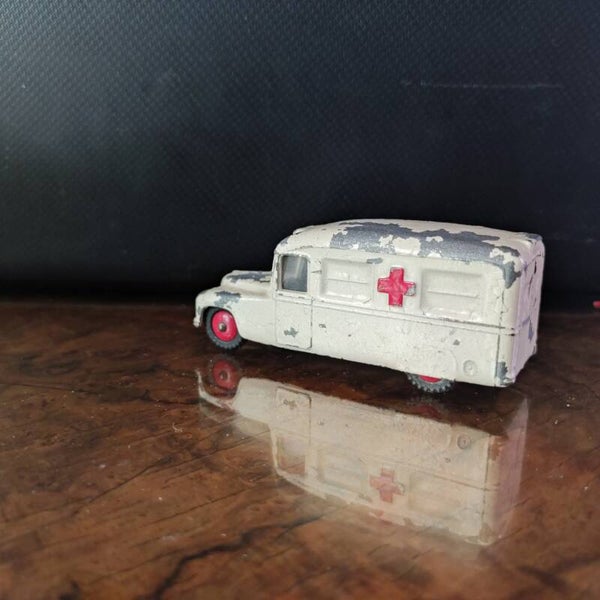 MERCEDES-BENZ  Daimler Ambulance 253 (C)  1/43 DINKY TOYS