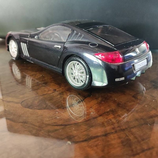 PEUGEOT  907 concept car  1/18  burago