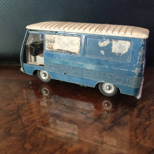 PEUGEOT FOURGON TOLE J7 570   1/43   DINKY TOYS