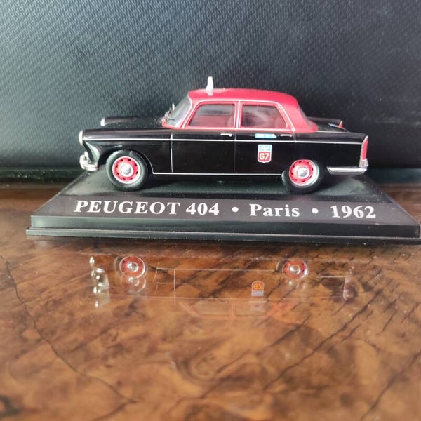 PEUGEOT 404 PARIS 1962  1/43   IXO