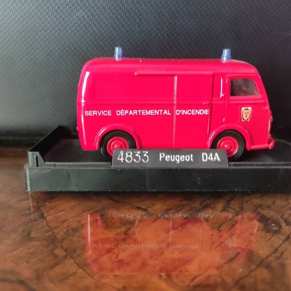 PEUGEOT D4A  POMPIER 1/43   IXO
