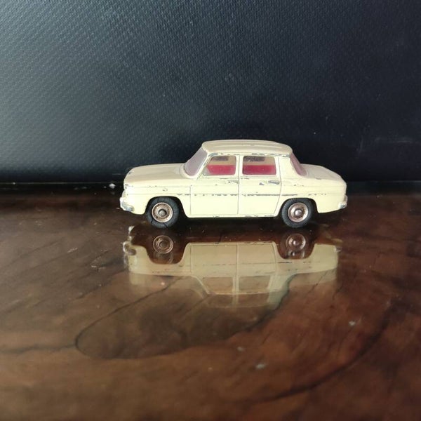 RENAULT R8 REF 517    1/43  DINKY TOYS
