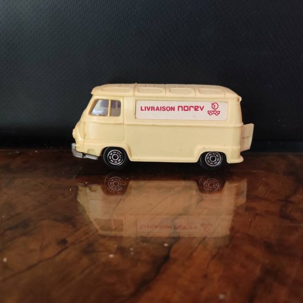 RENAULT ESTAFFETE  BEIGE PLASTIQUE 1/43 NOREV