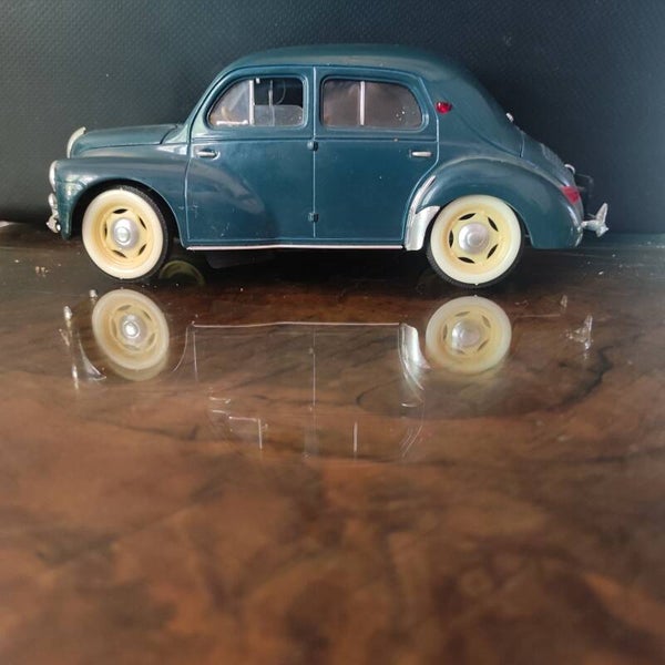 RENAULT 4CV Vert 1954 ref: 8204  1/17  Solido