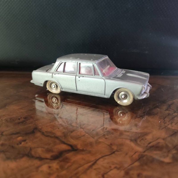 SIMCA  1500 Berline réf 523  PNEU BLANC TRES RARE  1/43  DINKY TOYS
