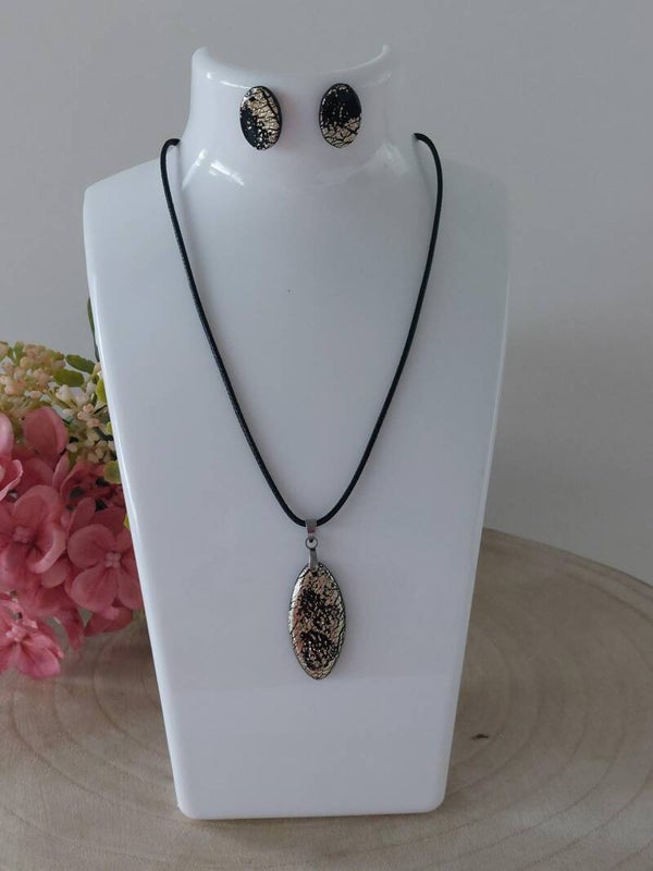 Handgemaakt hangertje met oorbellen (klei) nr.H3