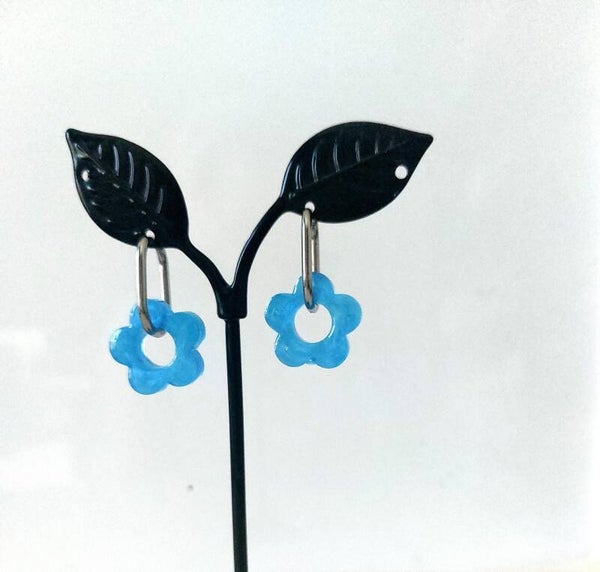 Handgemaakt oorbellen in vorm van bloem blauw (epoxy) nr. O9 Nikkelvrij