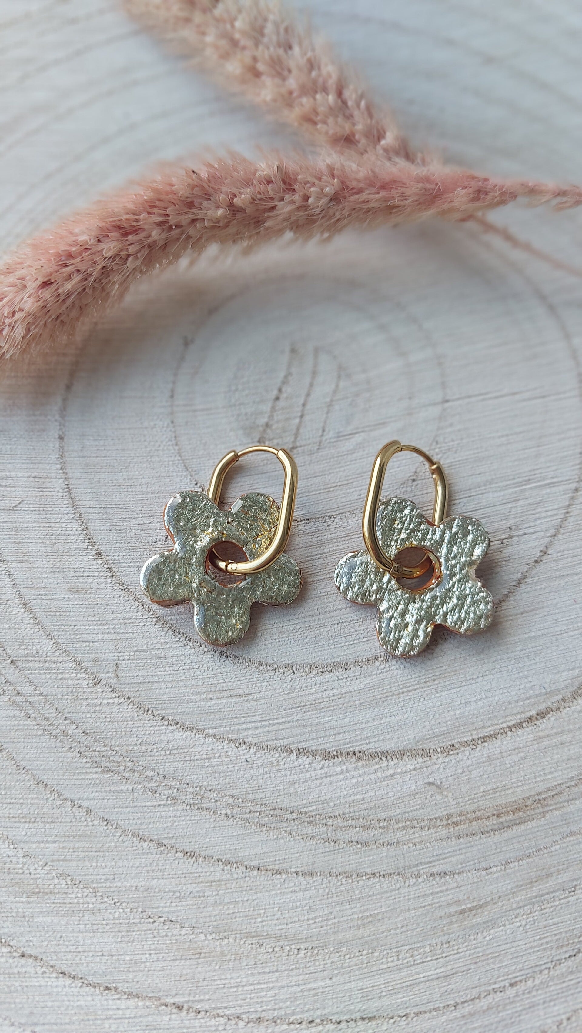 Handgemaakt oorbellen in vorm van bloem met bladgoud (fimoklei) Nr.O15 nikkelvrij