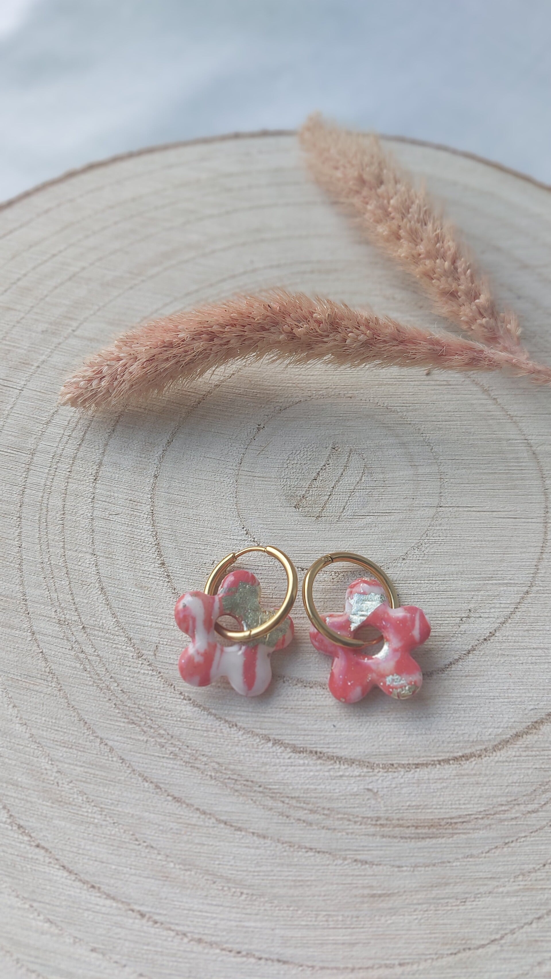 Handgemaakt oorbellen in vorm van bloem met bladgoud (klei) Nr. O14 nikkelvrij