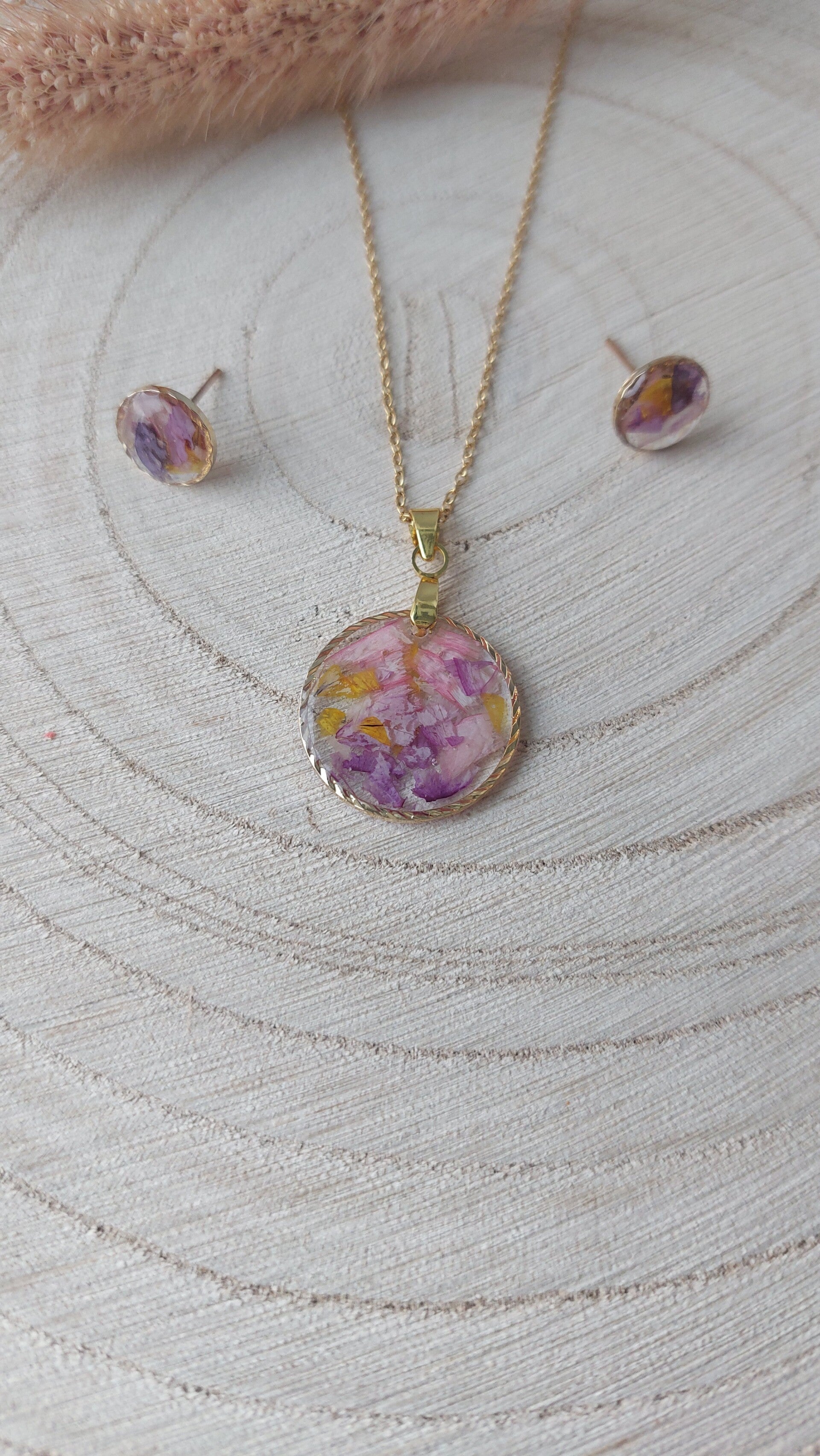 Handgemaakt hangertje +oorbellen met gedroogde bloemen nr.O12     Nikkelvrij