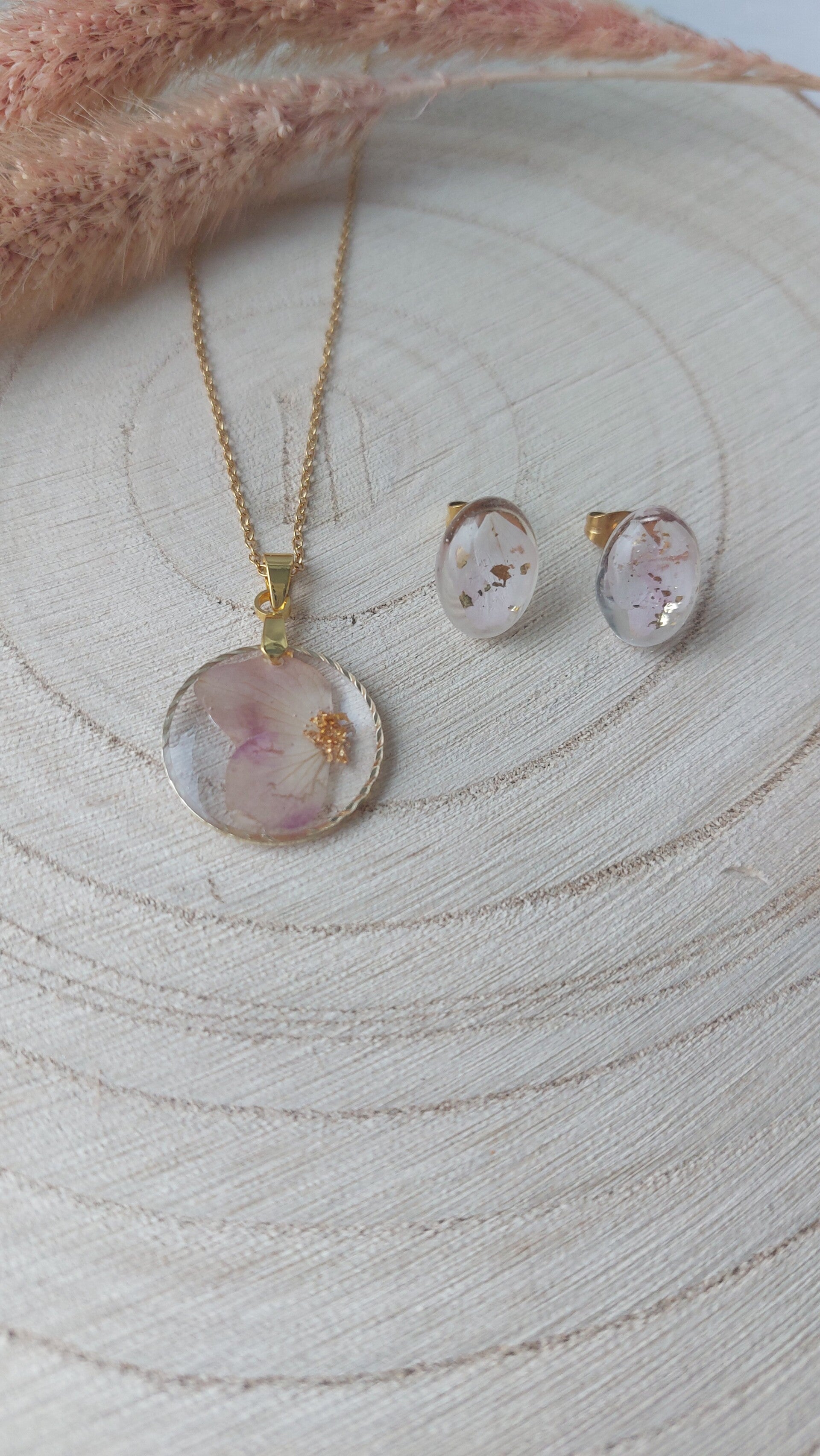 Handgemaakt hangertje met oorbellen met gedroogde bloemen ( epoxy) Nr. O17