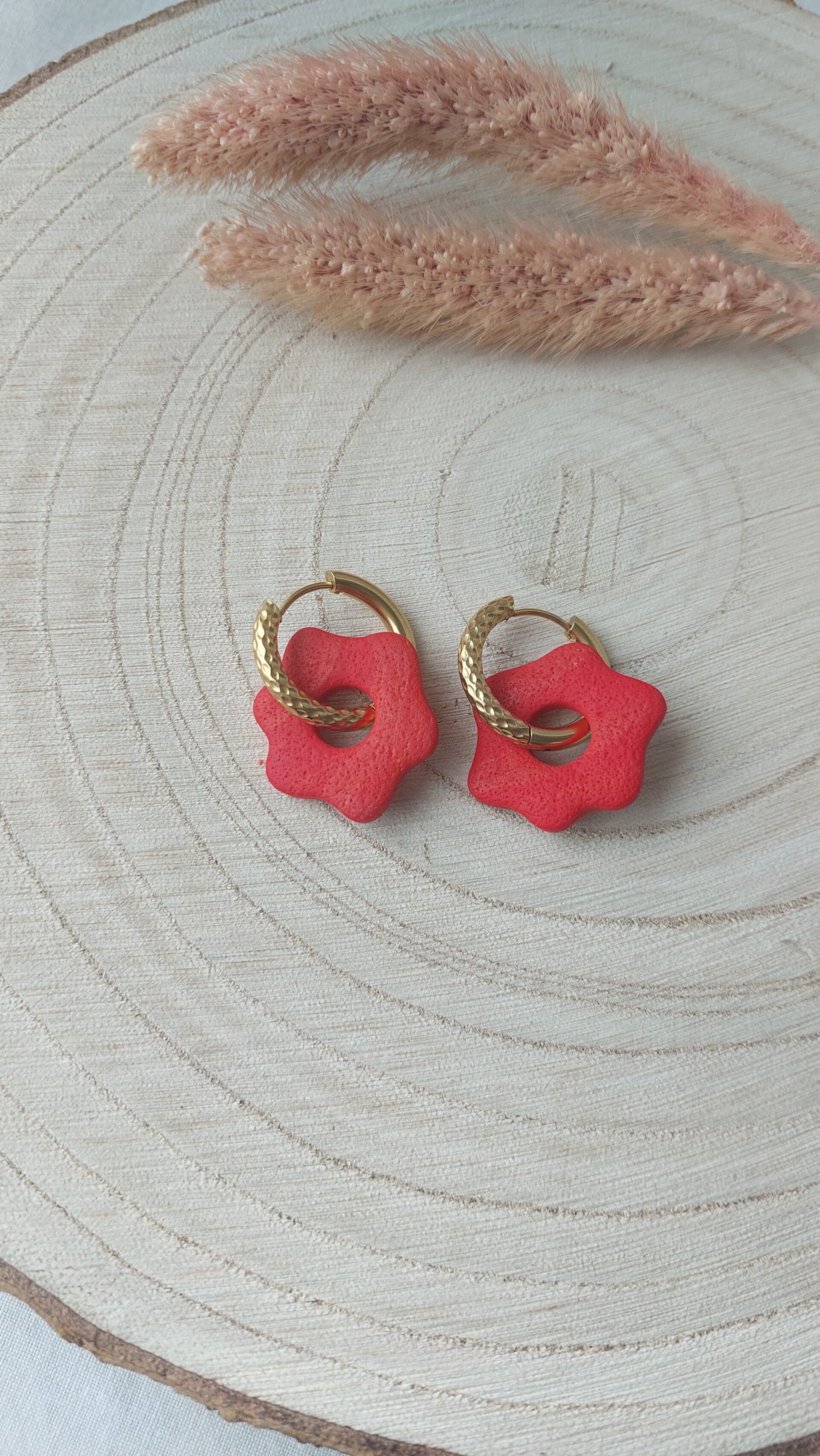 Handgemaakt oorbellen in vorm van bloem rood (fimoklei) Nr. O16 nikkelvrij