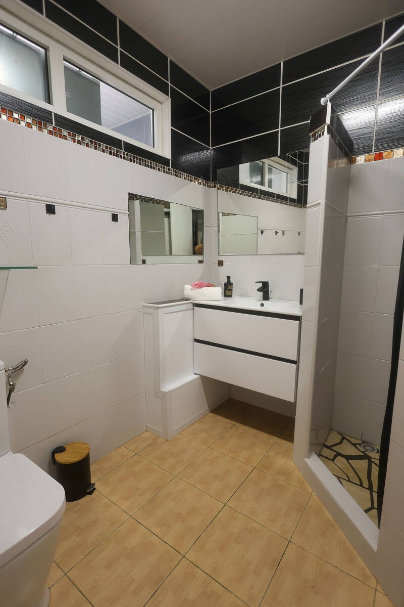 Salle de bain à chambre avec lit baldaquin