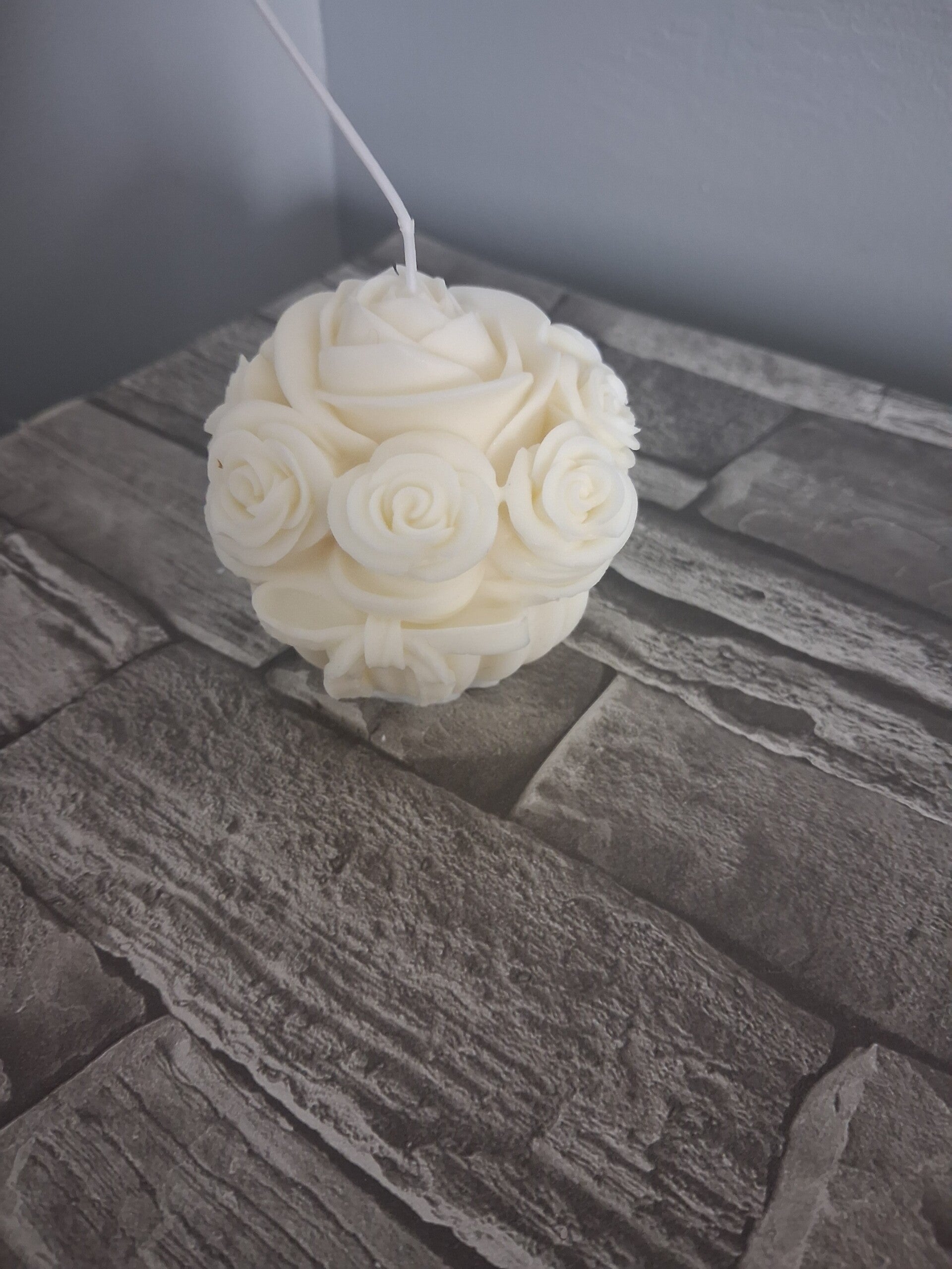 La Bougie "Sphère de Roses" – L’Éternelle Élégance Florale