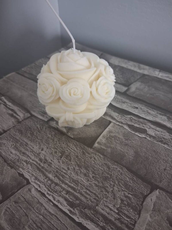 La Bougie "Sphère de Roses" – L’Éternelle Élégance Florale