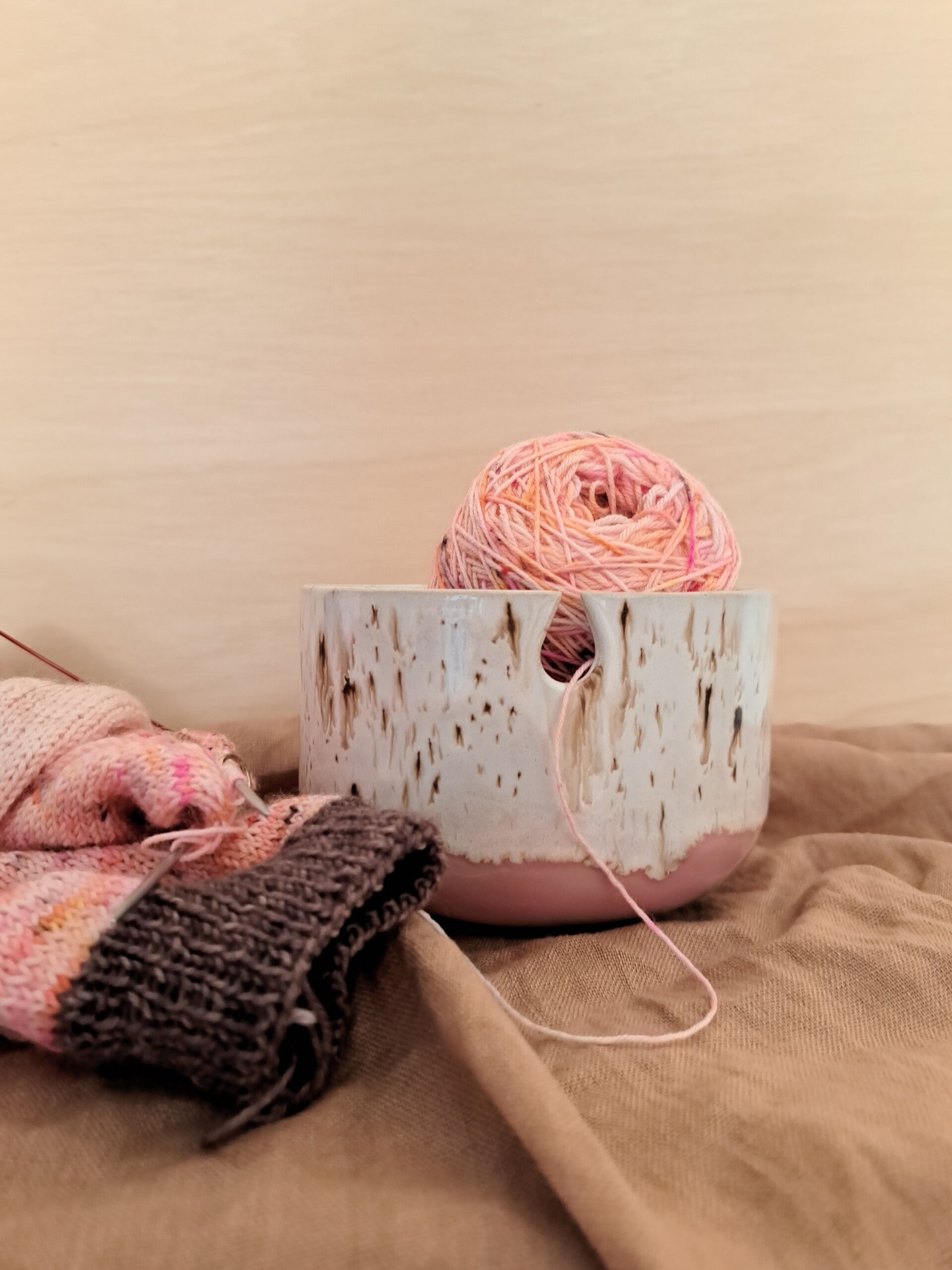 Yarn Bowl  - Piece of clay Roze / off white / bruine spikkels