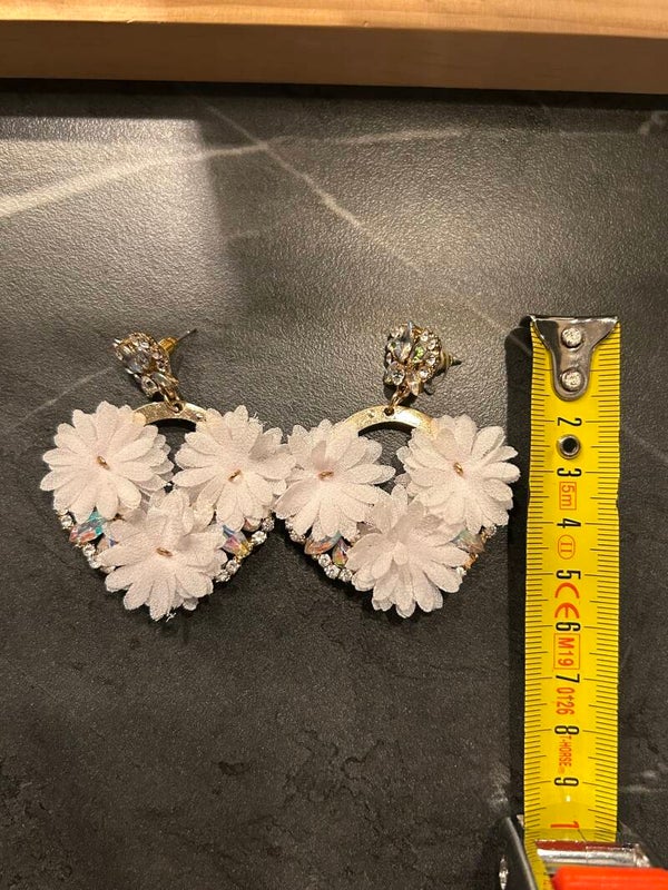 Prachtige witte oorbellen met bloemetjes