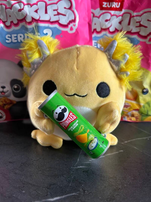 Snackles Series 2: Gele Axolotl (met Pringles) "Lori"