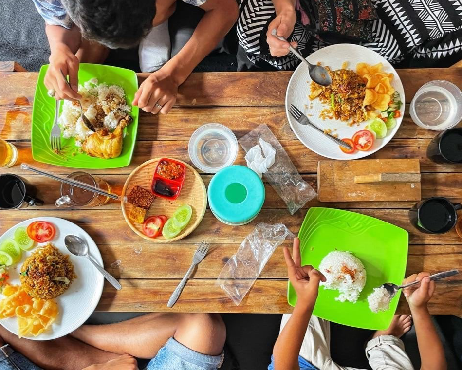 Wij maken voor elke gelegenheid een goed gevuld Indonesisch buffet. Maak jouw feest compleet met heerlijk eten.