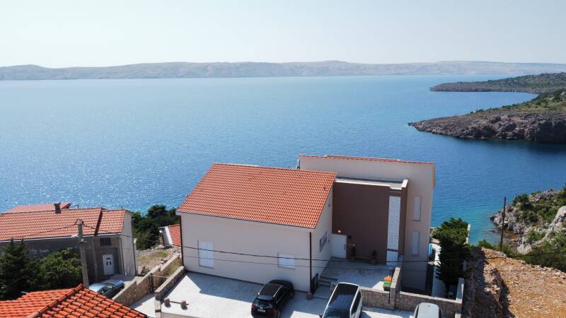Seaside11 - Blick Richtung Westen mit Parkplatz, mainentrance, Fahrradständer