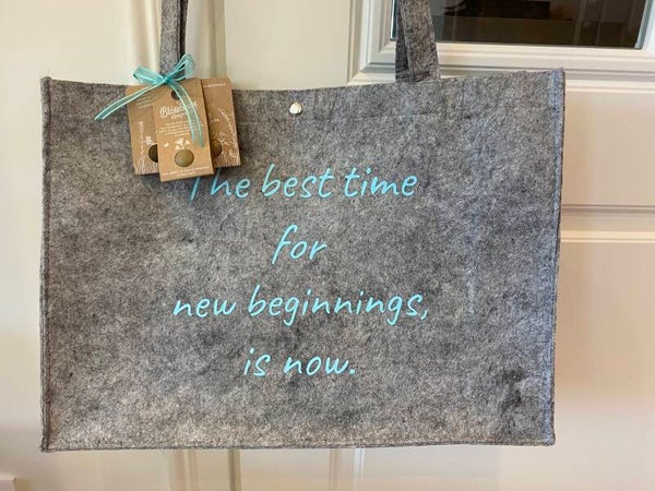 Vilten tas met tekst ' The best time for new beginnings, is now.