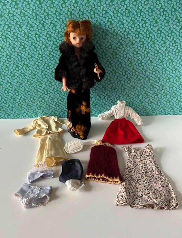 (Barbie) pop met kleertjes in koffer