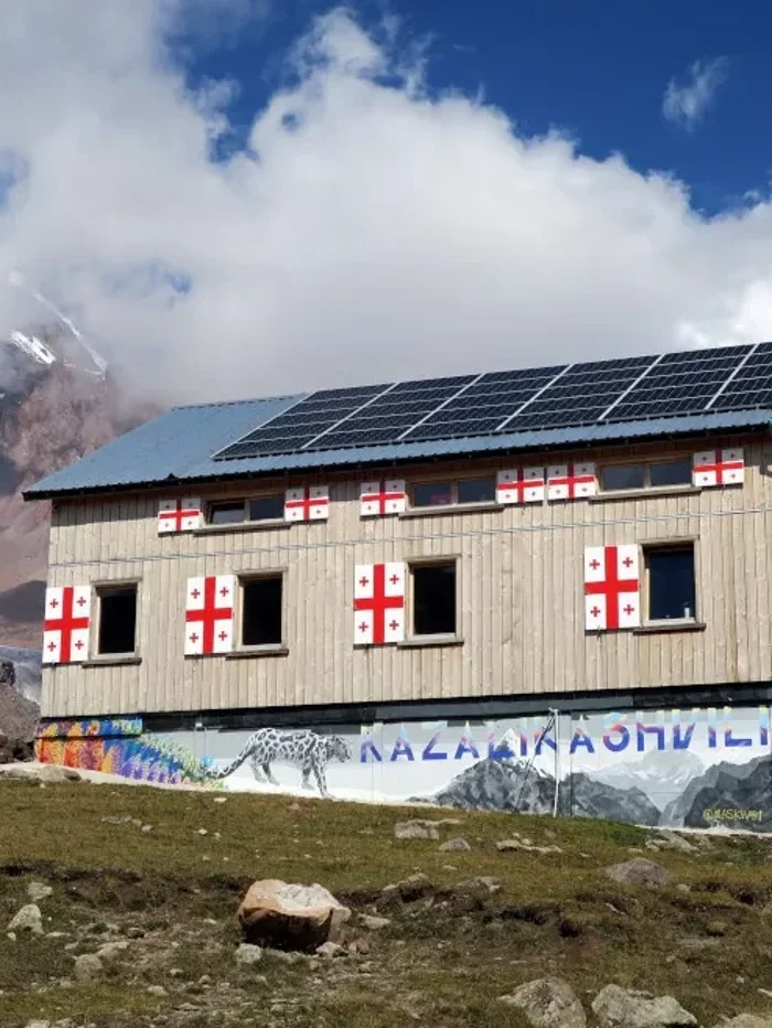 Wandelaars pauzeren met uitzicht op de Kazbek tijdens de trektocht (4)