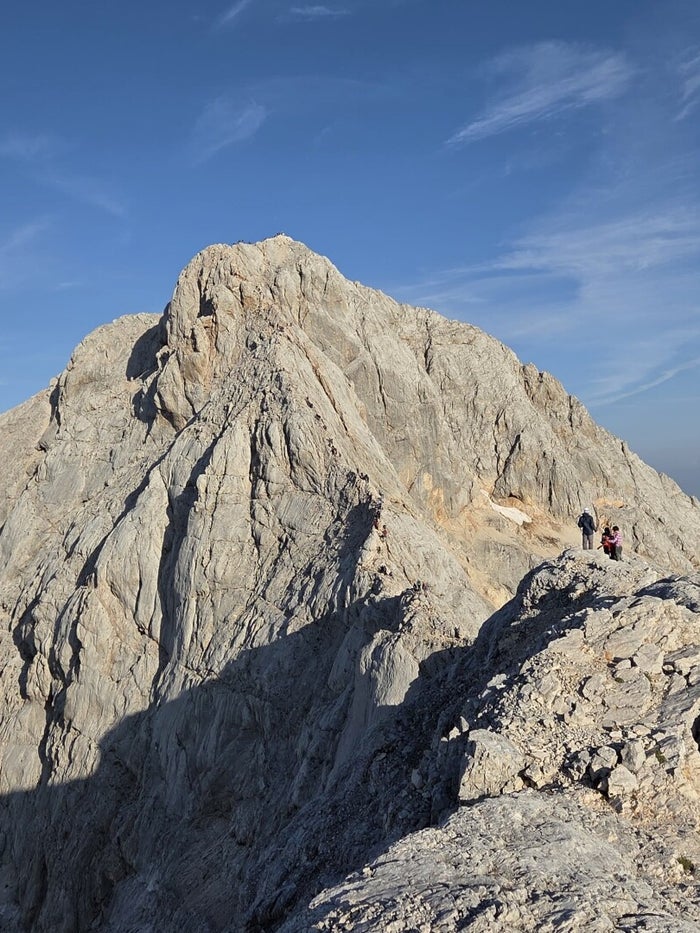 Wandelgroep van Via Nomade op een bergpad richting de Triglav (2)
