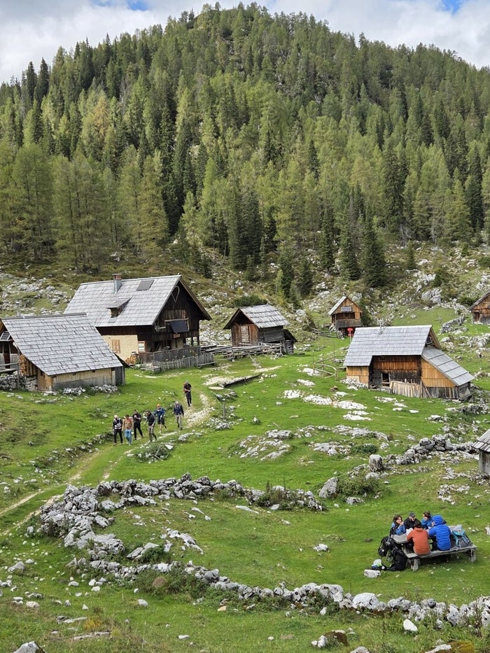 Wandelgroep van Via Nomade op een bergpad richting de Triglav (2)