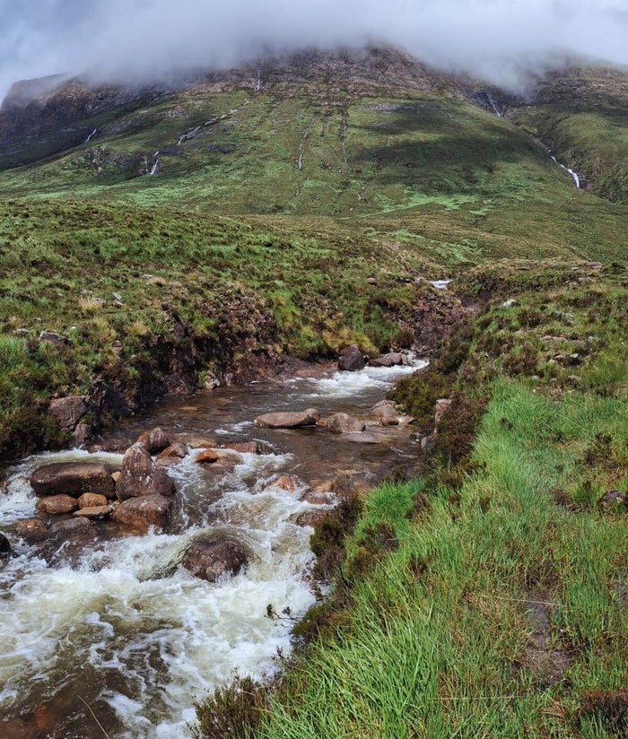 De rivier Eas Mor, onderweg tijdens de wandelvakantie op de Isle of Skye