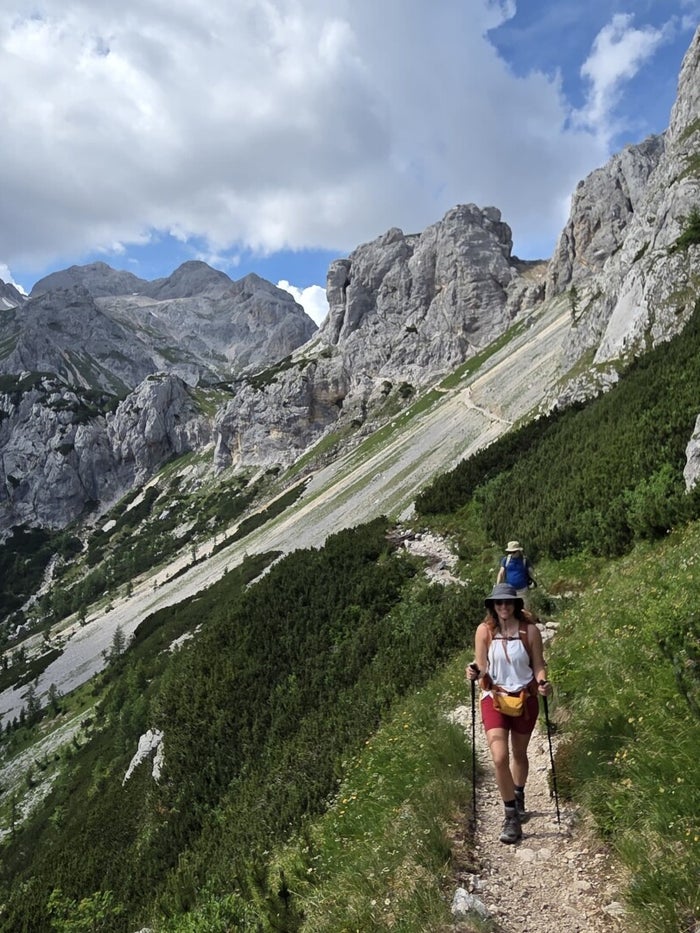 Wandelgroep van Via Nomade op een bergpad richting de Triglav