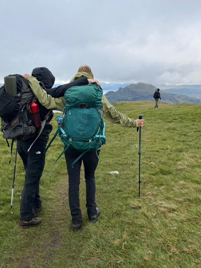 Op weg naar Portree tijdens de wandelreis in Schotland