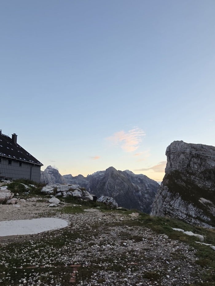 Panorama van de Julische Alpen tijdens de huttentocht in Slovenië