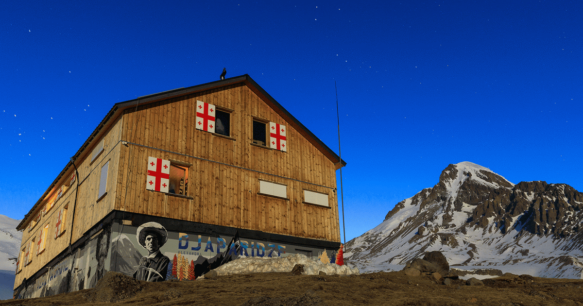 Traditioneel Georgisch bergdorp langs de trekkingroute