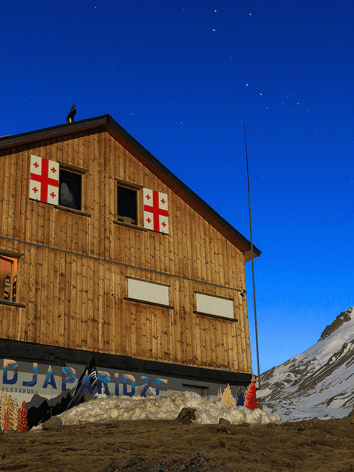 Traditioneel Georgisch bergdorp langs de trekkingroute