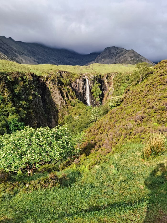Ruig berglandschap van de Schotse Hooglanden op Isle of Skye