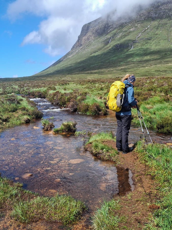 Rivier oversteken tijdens de wandelvakantie op Isle of Skye
