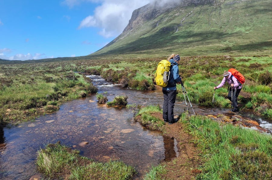 Rivier oversteken op de Isle of Skye, bij de Cuillin Mountains