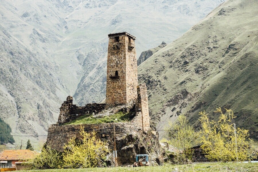 Weids berglandschap van de Kaukasus tijdens de trektocht door Georgië (4)