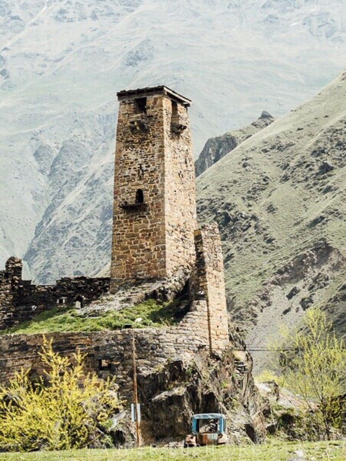 Weids berglandschap van de Kaukasus tijdens de trektocht door Georgië (4)
