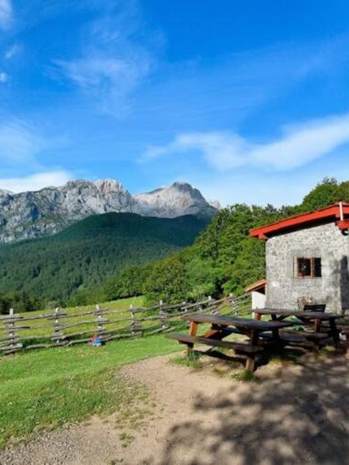 Buitenaanzicht van een berghut (refugio) tijdens de trektocht in de Picos de Europa