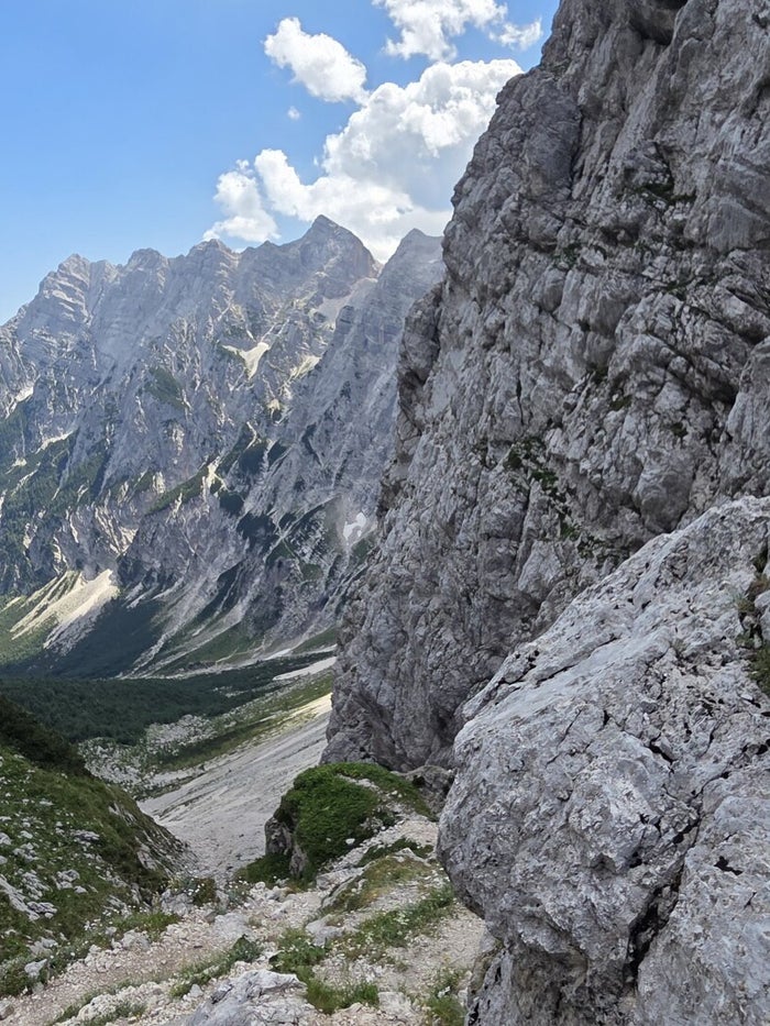 Wandelaar klimt met klimset over de via ferrata naar de Triglav